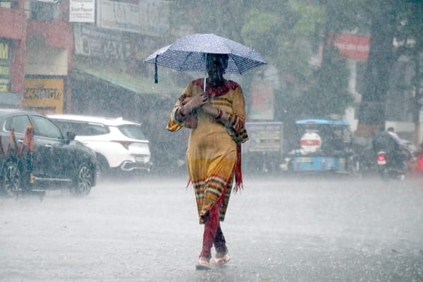बिजनौर में तेज बारिश में भीगते बच्चे। संवाद बिजनौर में तेज बारिश में भीगते बच्चे। संवाद