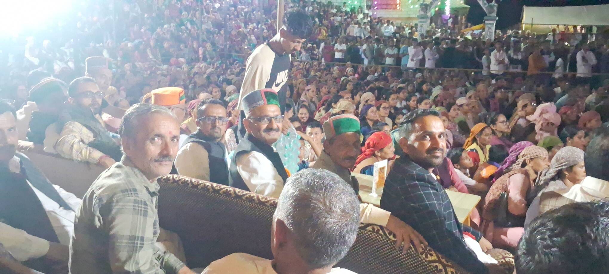 बड़ागांव में आयोजित शंन्चा मेले में देवता साहिब से आशीर्वाद लेते लोग। संवाद 