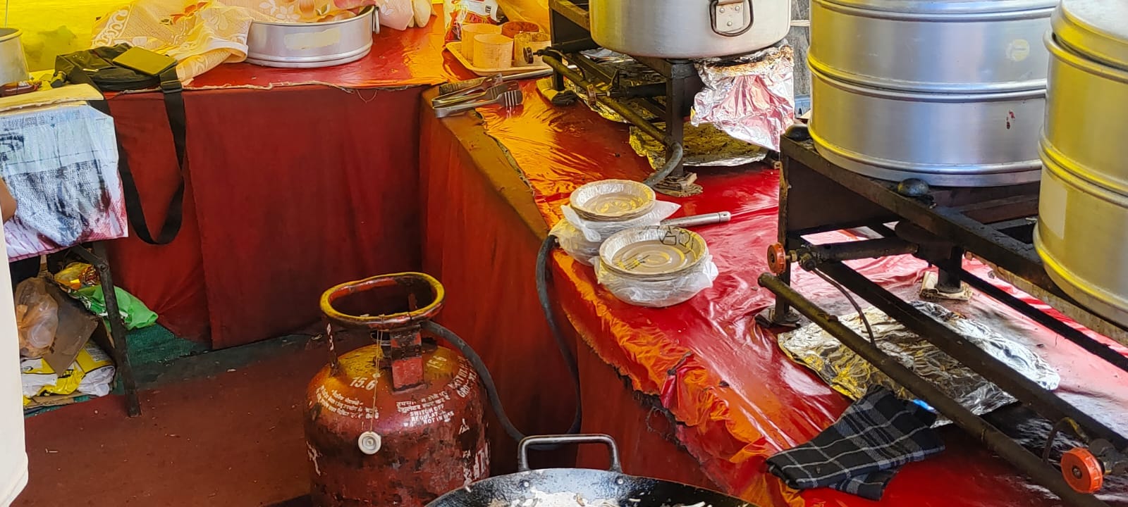 बड़सर में सजे फूड स्टॉल में खुले में रखी खाने की वस्तुएं। संवाद बड़सर में सजे फूड स्टॉल में खुले में रखी खाने की वस्तुएं। संवाद