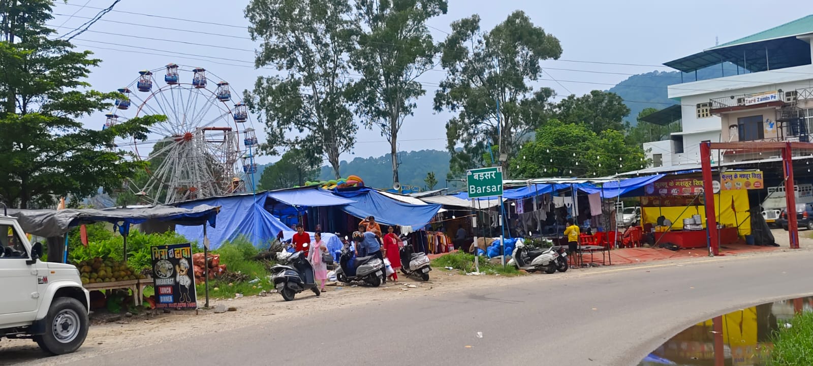 बड़सर में सजे फूड स्टॉल में खुले में रखी खाने की वस्तुएं। संवाद बड़सर में सजे फूड स्टॉल में खुले में रखी खाने की वस्तुएं। संवाद
