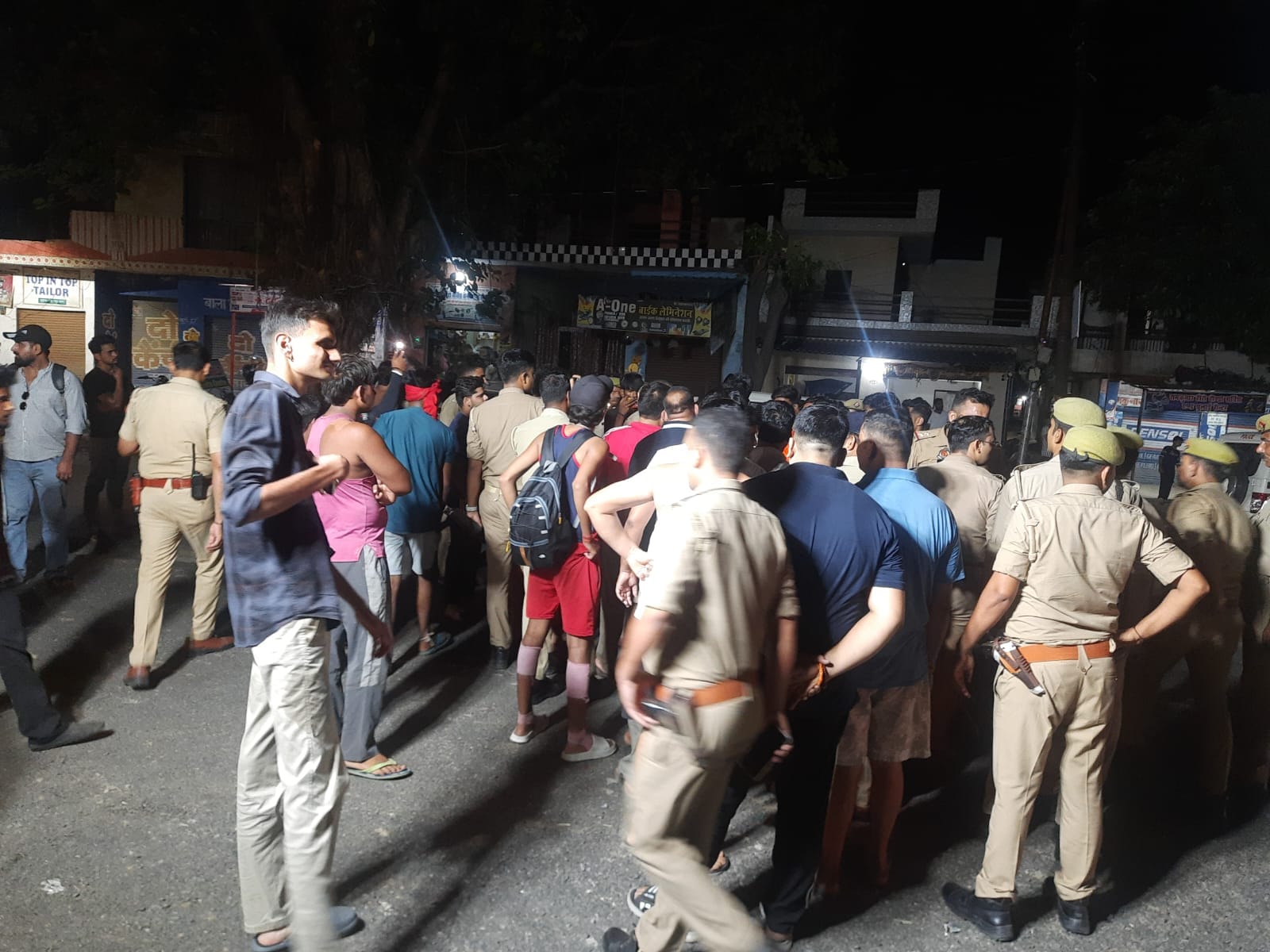बुढ़ाना मोड़ के शिव मंदिर में कांवड़ के शुद्धिकरण के लिए पूजा करते हुए : अमर उजाला बुढ़ाना मोड़ के शिव मंदिर में कांवड़ के शुद्धिकरण के लिए पूजा करते हुए : अमर उजाला