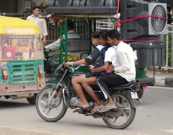फरीदाबाद कल्याणपुरी के पास मोटरसाईकिल पर जाते तीन सवार । संवाद