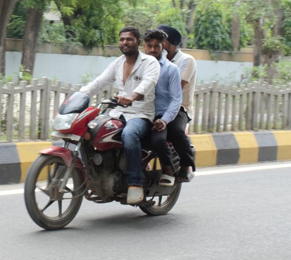 फरीदाबाद कल्याणपुरी के पास मोटरसाईकिल पर जाते तीन सवार । संवाद