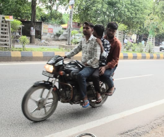 फरीदाबाद कल्याणपुरी के पास मोटरसाईकिल पर जाते तीन सवार । संवाद