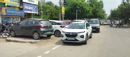 फरीदाबाद सेक्टर 15ए में रेहड़ी लगाने वाले दुकानदारों ने फुटपाथ पर किया अतिक्रमण । संवाद - पड़त