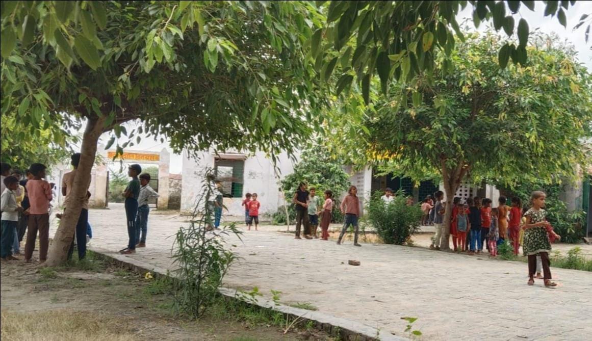 फोटो-10 प्राथमिक विद्यालय बांसखेड़ा में परिसर में खड़ी घास। संवाद फोटो-10 प्राथमिक विद्यालय बांसखेड़ा में परिसर में खड़ी घास। संवाद