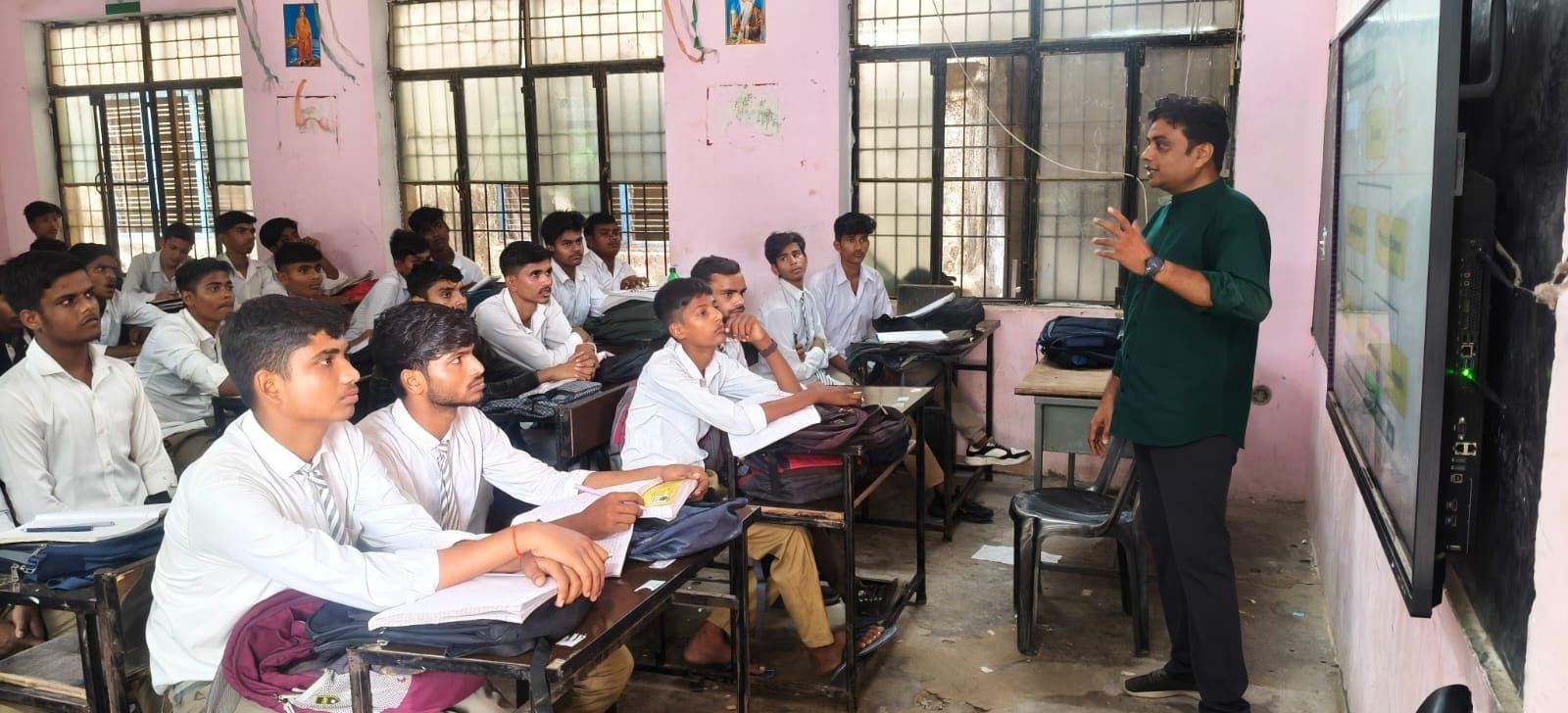 फोटो-11- गिरवरखेड़ा उच्च प्राथमिक स्कूल में छात्रों को पढ़ाते शिक्षक। संवाद फोटो-11- गिरवरखेड़ा उच्च प्राथमिक स्कूल में छात्रों को पढ़ाते शिक्षक। संवाद