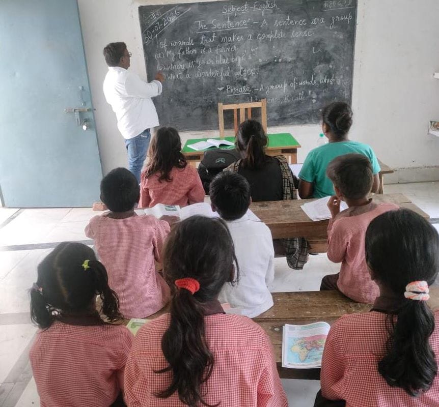 फोटो-11- गिरवरखेड़ा उच्च प्राथमिक स्कूल में छात्रों को पढ़ाते शिक्षक। संवाद फोटो-11- गिरवरखेड़ा उच्च प्राथमिक स्कूल में छात्रों को पढ़ाते शिक्षक। संवाद