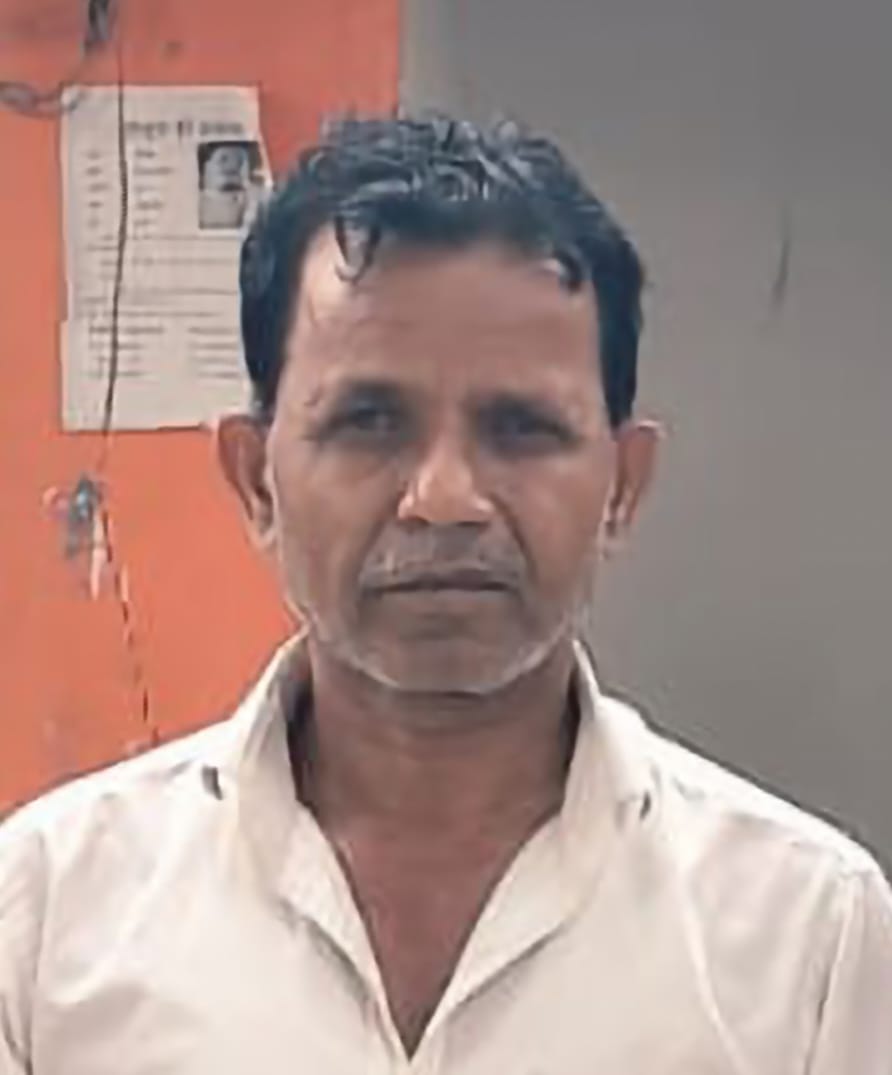 फोटो-30 गांव लखनपुर में घटना के बारे में जानकारी देतीं पीड़ित परिवार रमेश की पत्नी व बेटी। संवाद