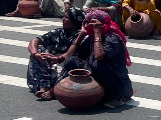 फोटो 9 नरवाना। खाली मटके फोड़ती ग्रामीण महिलाएं। स्रोत ग्रामीण। फोटो 9 नरवाना। खाली मटके फोड़ती ग्रामीण महिलाएं। स्रोत ग्रामीण।