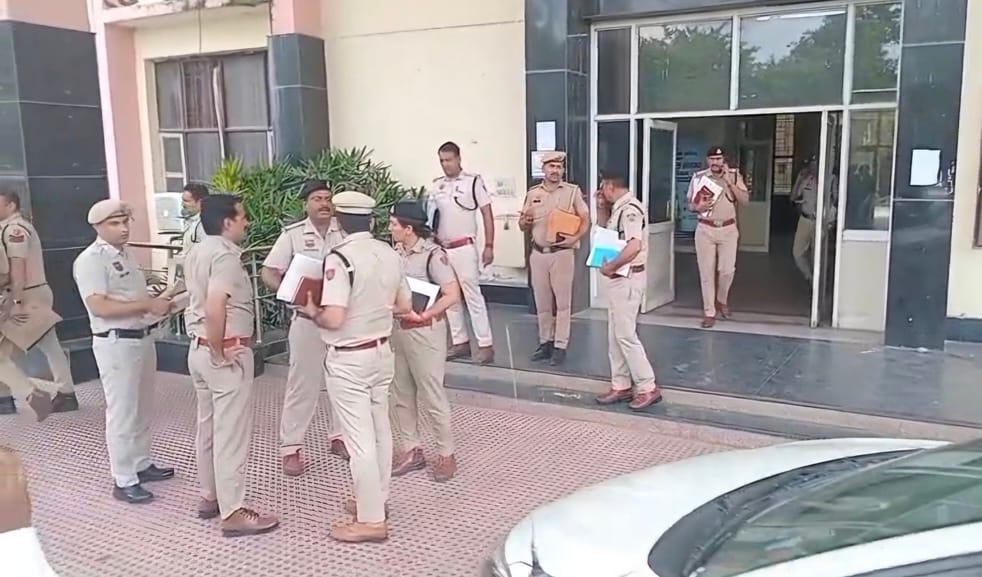 फोटो :: सोनीपत की अदालत परिसर को बम से उड़ाने की धमकी के बाद बाहर खड़े अधिकारी, कर्मचारी व अन् फोटो :: सोनीपत की अदालत परिसर को बम से उड़ाने की धमकी के बाद बाहर खड़े अधिकारी, कर्मचारी व अन्