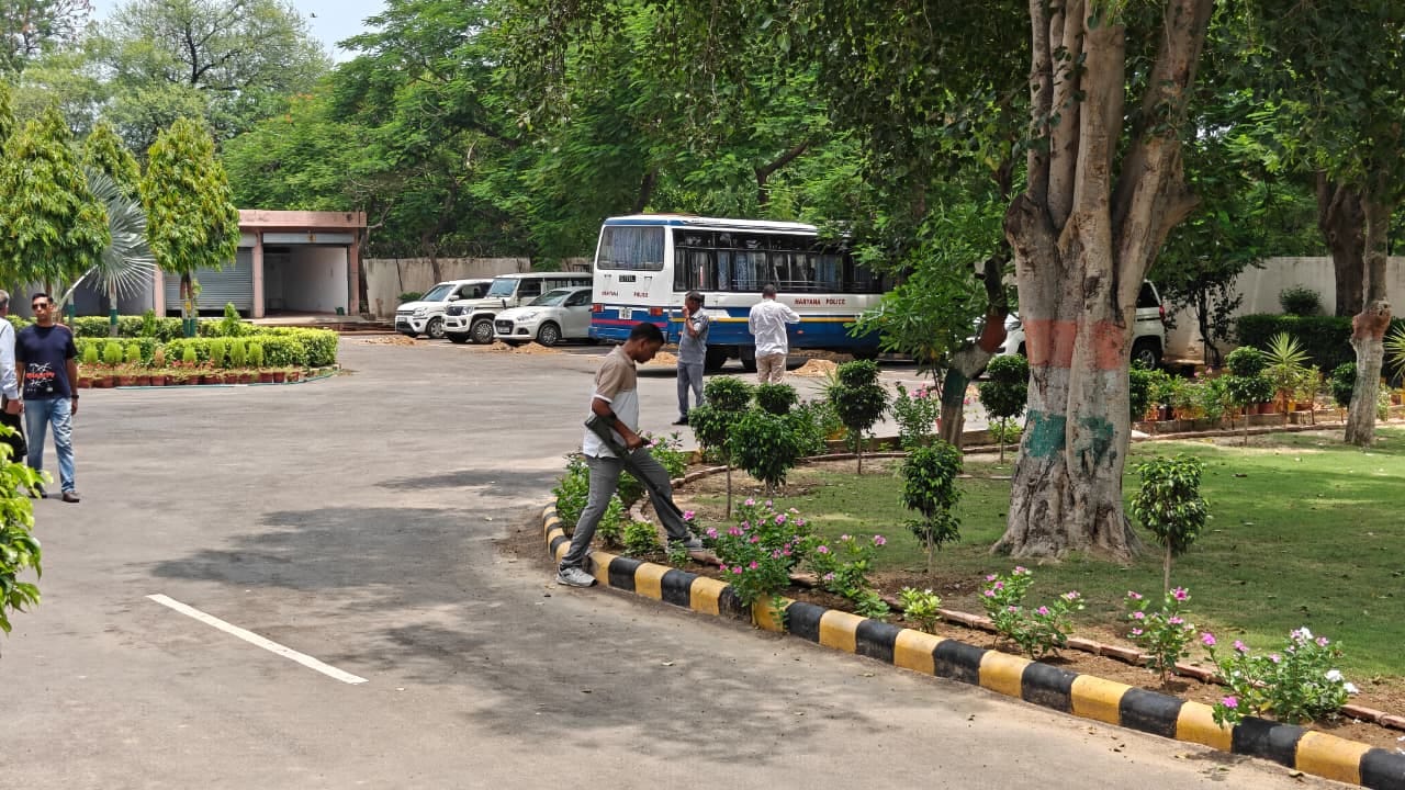फतेहाबाद। सूचना मिलने के बाद बंद किए गया न्यायिक परिसर का गेट। संवाद