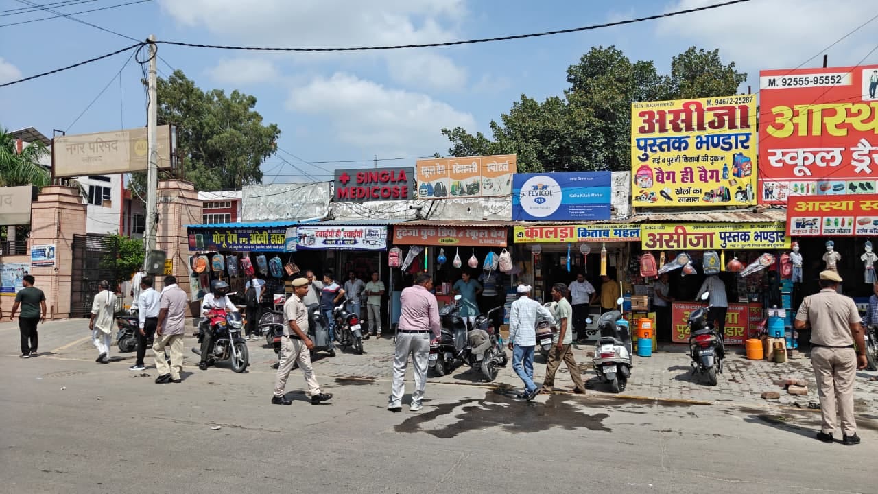 फतेहाबाद। शहर के पुराना बस स्टैंड के पास अतिक्रमण को हटवाती टीम। संवाद