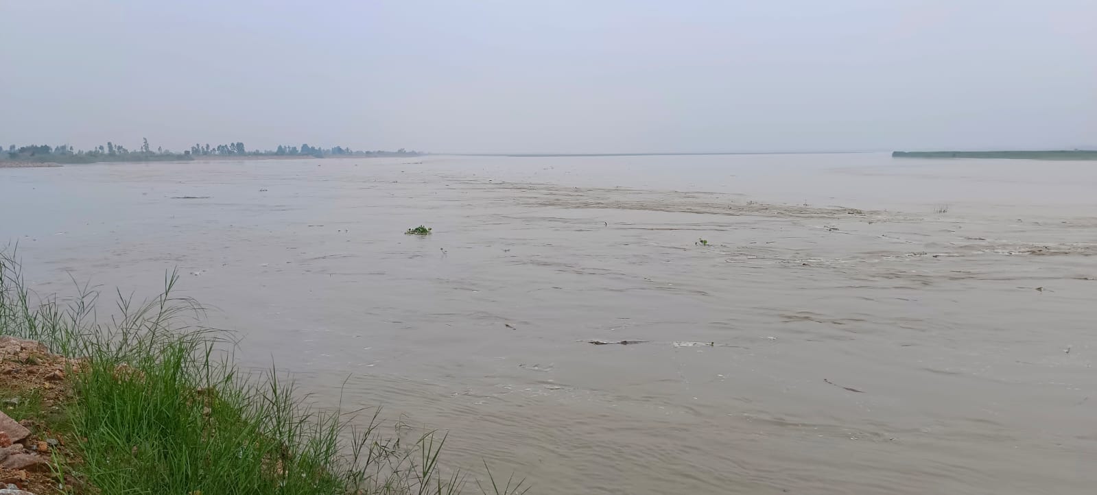 गंगा के जलस्तर को देखने के लिए पहुंचे ग्रामीण स्रोत संवाद गंगा के जलस्तर को देखने के लिए पहुंचे ग्रामीण स्रोत संवाद