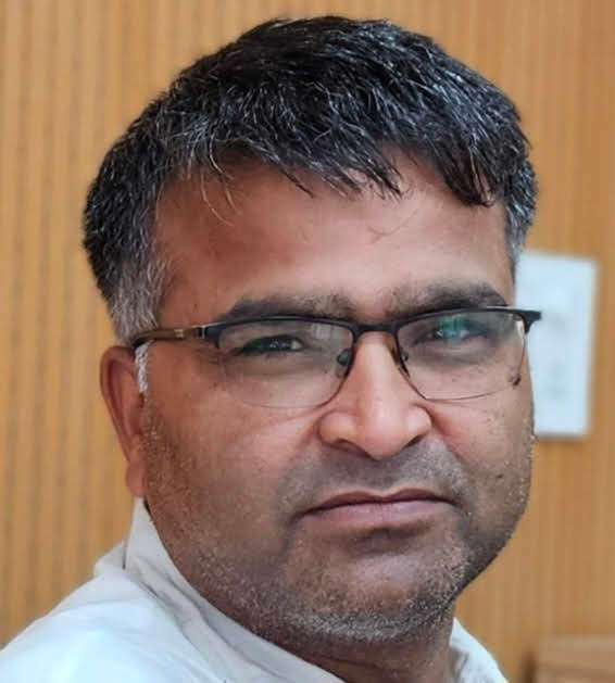 ग्रेटर नोएडा के सेक्टर जू -3 में टूटे हुए झूले। स्रोत निवासी