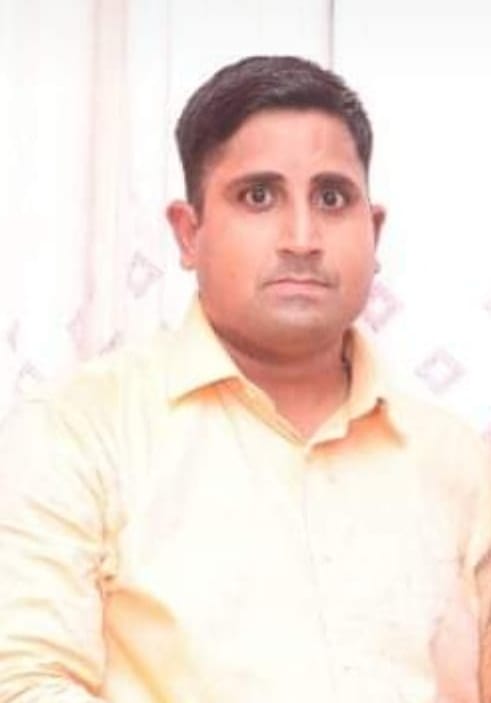 ग्रेटर नोएडा के सेक्टर जू -3 में टूटे हुए झूले। स्रोत निवासी