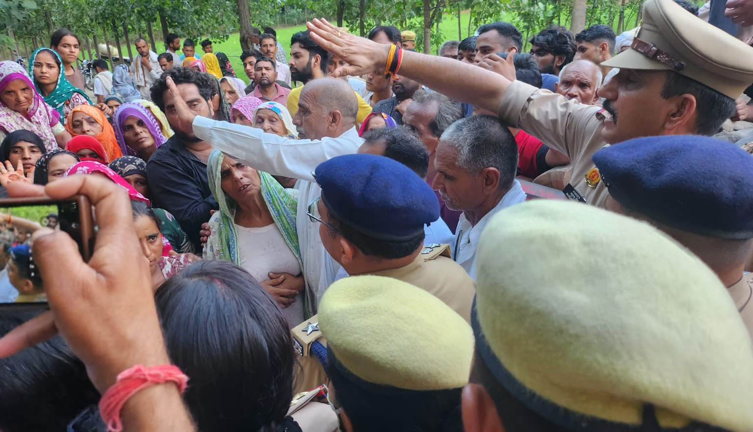 गांव अकबरपुर बुकलाना में भीम सिंह की मौत के बाद पहुंचे एएसपी विनीत भटनागर। संवाद