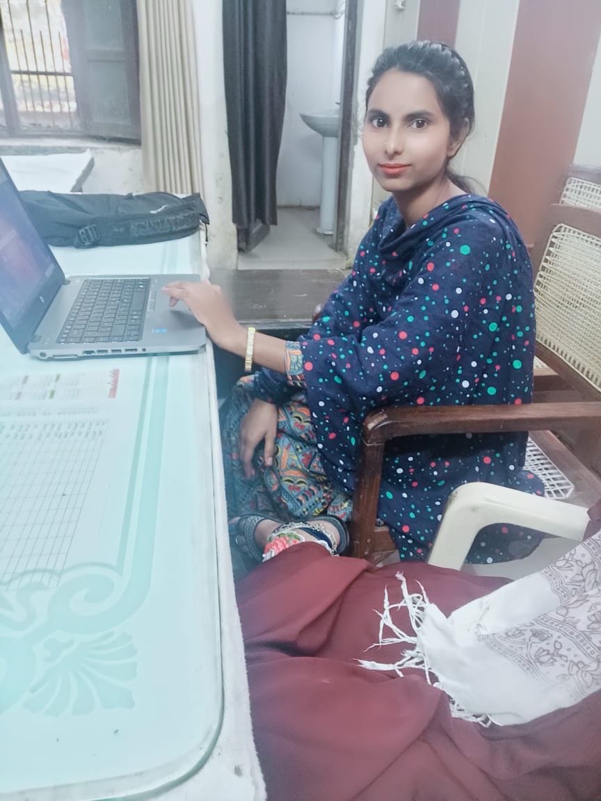 गांव सबलपुर में सीएससी पर मौजूद दीपाली। स्वयं