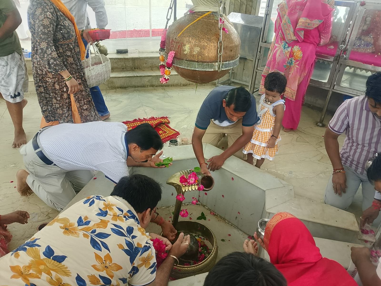 गांव देवी नगला में जलाभिषेक  में झांकी में मौजूद कलाकार। संवाद