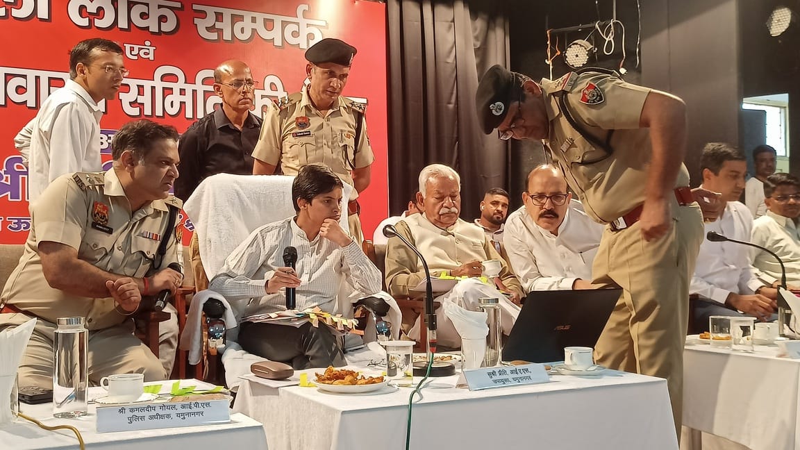 जिला कष्ट निवारण समिति की बैठक में लोगों ने भी अपनी शिकायतें रखी। मंच ऊंचा होने के कारण लोग अप