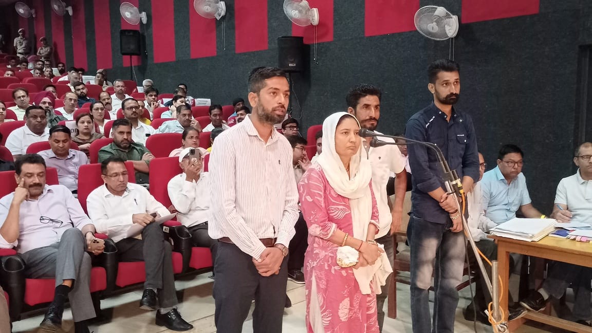 जिला कष्ट निवारण समिति की बैठक में लोगों ने भी अपनी शिकायतें रखी। मंच ऊंचा होने के कारण लोग अप