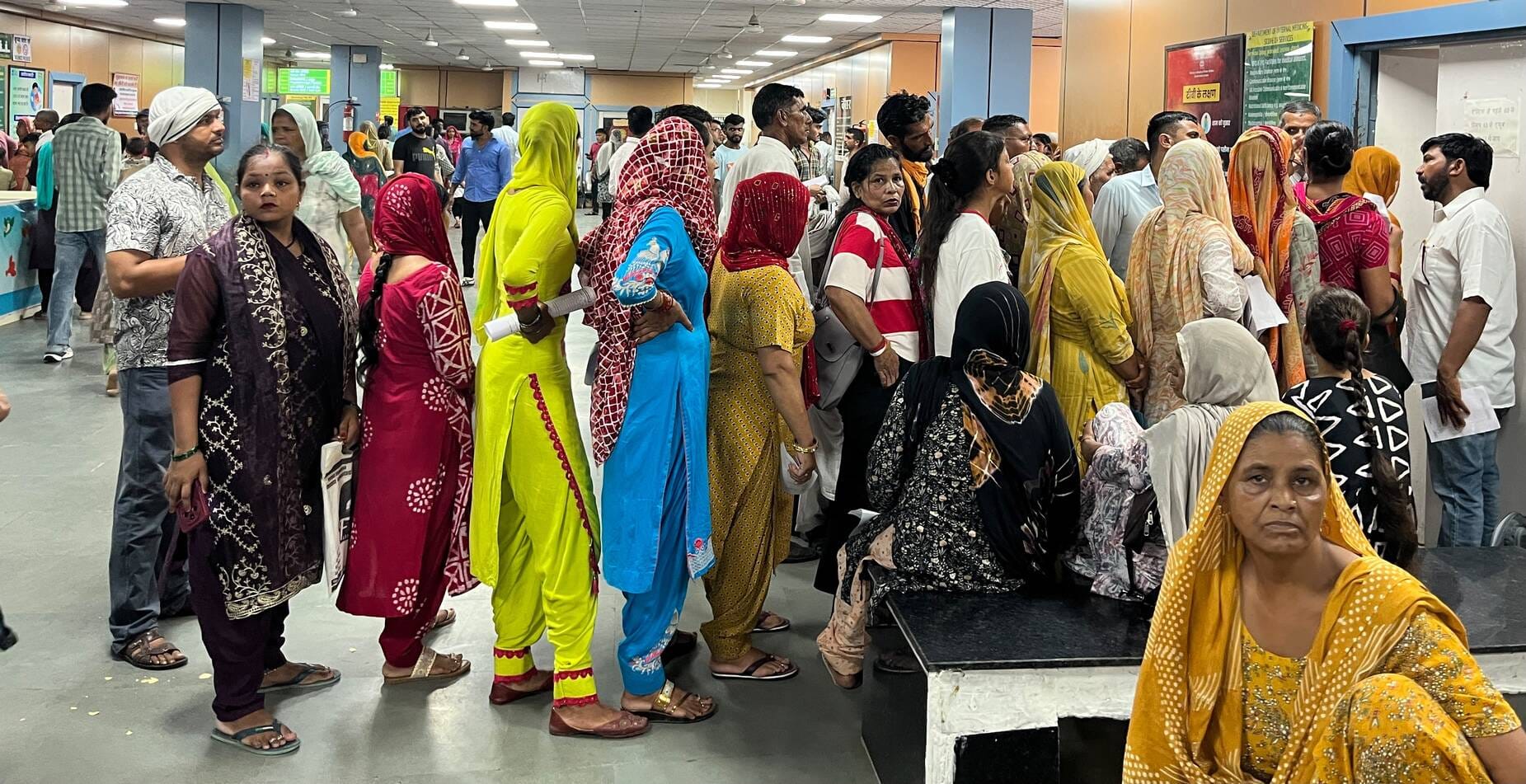 जिला नागरिक अस्पताल में इलाज के लिए लगी मरीजों की भीड़। संवाद जिला नागरिक अस्पताल में इलाज के लिए लगी मरीजों की भीड़। संवाद