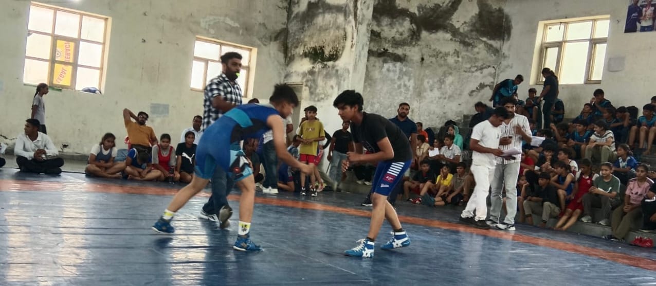 जिला स्तरीय प्रतियोगिता में भाग लेते हुए विद्यार्थी जिला स्तरीय प्रतियोगिता में भाग लेते हुए विद्यार्थी