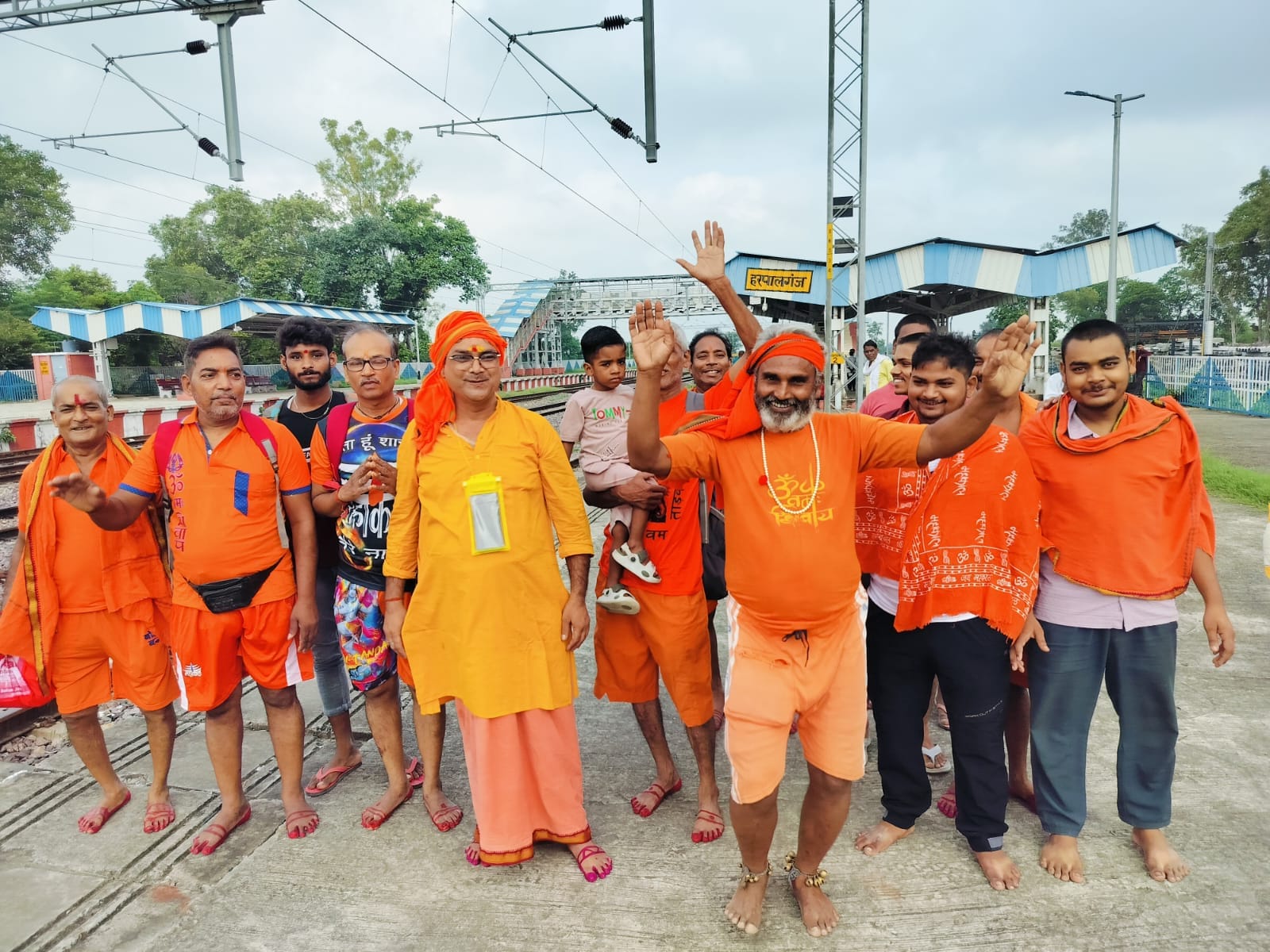 जलालपुर के त्रिलोचन महादेव में श्रावण के पहले दिन जलालभिषेक करते श्रद्धालु। संवाद