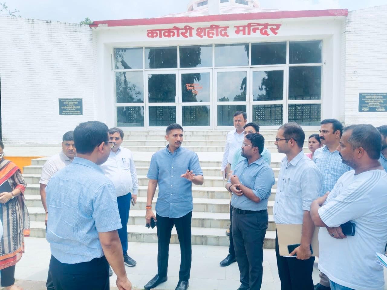 जिलाधिकारी विशाखजी, सीडीओ प्रफुल्ल शर्मा, अपर जिलाधिकारी (प्रशासन) प्रदीप वर्मा और एडीएम पूर्वी जिलाधिकारी विशाखजी, सीडीओ प्रफुल्ल शर्मा, अपर जिलाधिकारी (प्रशासन) प्रदीप वर्मा और एडीएम पूर्वी
