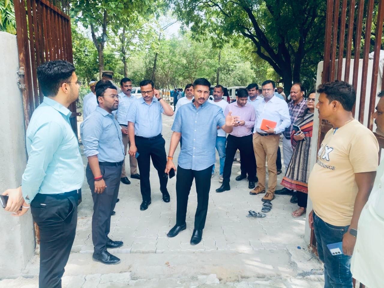 जिलाधिकारी विशाखजी, सीडीओ प्रफुल्ल शर्मा, अपर जिलाधिकारी (प्रशासन) प्रदीप वर्मा और एडीएम पूर्वी जिलाधिकारी विशाखजी, सीडीओ प्रफुल्ल शर्मा, अपर जिलाधिकारी (प्रशासन) प्रदीप वर्मा और एडीएम पूर्वी