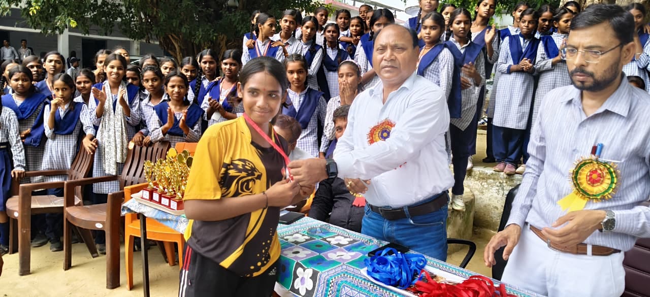 जनपदीय हैंडबॉल प्रतियोगिता में विजेता खिलाड़ी। स्रोत: विभाग जनपदीय हैंडबॉल प्रतियोगिता में विजेता खिलाड़ी। स्रोत: विभाग