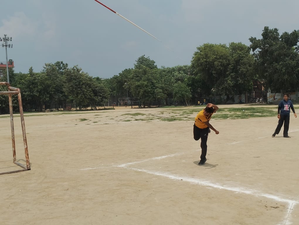 जीत के लिए ऊंची कूद, जिला स्तरीय स्कूली खेलकूद प्रतियोगिता में भाग लेती खिलाड़ी। संवाद जीत के लिए ऊंची कूद, जिला स्तरीय स्कूली खेलकूद प्रतियोगिता में भाग लेती खिलाड़ी। संवाद
