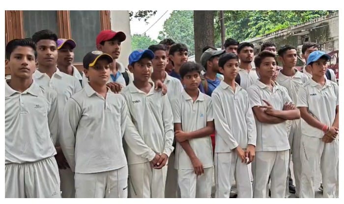 कलेक्ट्रेट में डीएम उमेश मिश्रा से मिलते क्रिकेट खिलाड़ी : स्रोत वीडियो ग्रेब कलेक्ट्रेट में डीएम उमेश मिश्रा से मिलते क्रिकेट खिलाड़ी : स्रोत वीडियो ग्रेब