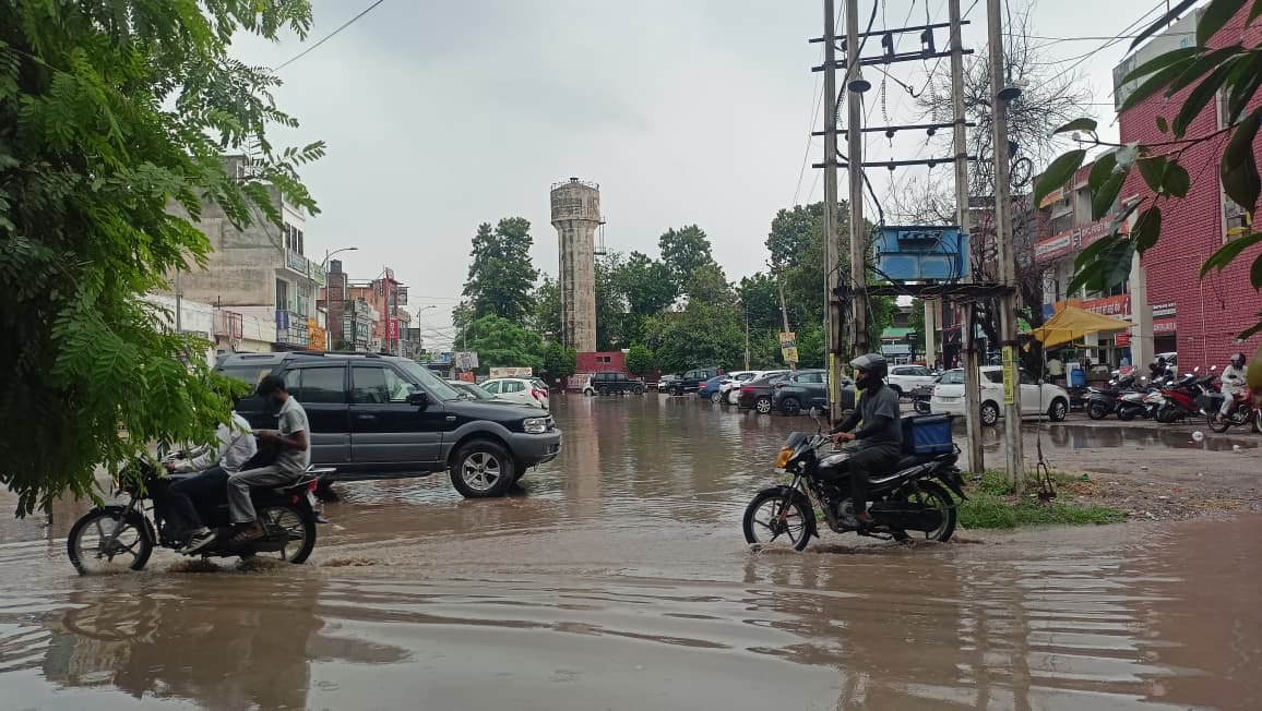 कुरुक्षेत्र। एलआईसी रोड पर हुआ जलभराव। संवाद 