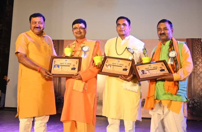 कैसरबाग सि्थत राय उमानाथ प्रेक्षागृह में बृहस्पतिवार एक पहल वेलफेयर फाउंडेशन की ओर से शाम-ए-खास कैसरबाग सि्थत राय उमानाथ प्रेक्षागृह में बृहस्पतिवार एक पहल वेलफेयर फाउंडेशन की ओर से शाम-ए-खास