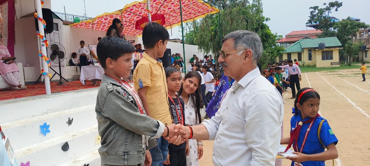 केंद्रीय विद्यालय घुमारवीं में आयोजित कार्यक्रम में बच्चों के साथ मंत्री राजेश धर्माणी। स्रोत: केंद्रीय विद्यालय घुमारवीं में आयोजित कार्यक्रम में बच्चों के साथ मंत्री राजेश धर्माणी। स्रोत:
