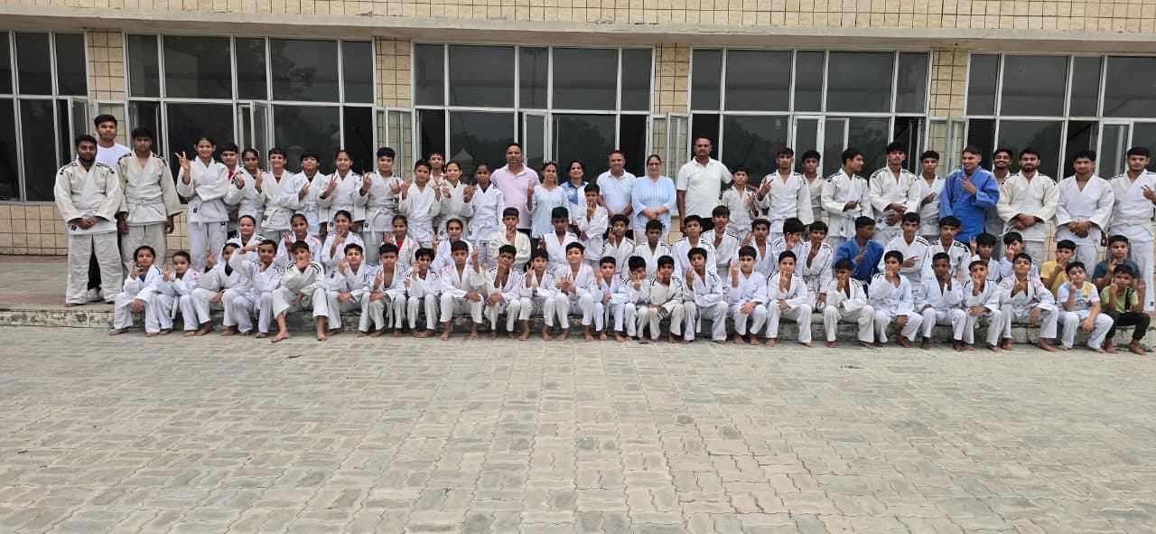 खेल अधिकारी व प्रशिक्षकों के साथ जूडो में जिला स्तर पर स्वर्ण जीतने वाले खिलाड़ी। विज्ञप्ति खेल अधिकारी व प्रशिक्षकों के साथ जूडो में जिला स्तर पर स्वर्ण जीतने वाले खिलाड़ी। विज्ञप्ति
