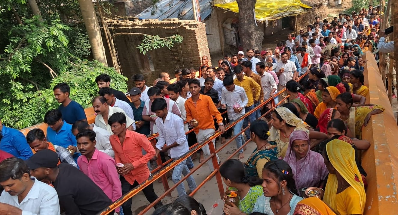 खरगूपुर स्थित पृथ्वीनाथ मंदिर में शुक्रवार को जलाभिषेक करते श्रद्धालु और लाइन में लगे लोग। खरगूपुर स्थित पृथ्वीनाथ मंदिर में शुक्रवार को जलाभिषेक करते श्रद्धालु और लाइन में लगे लोग।