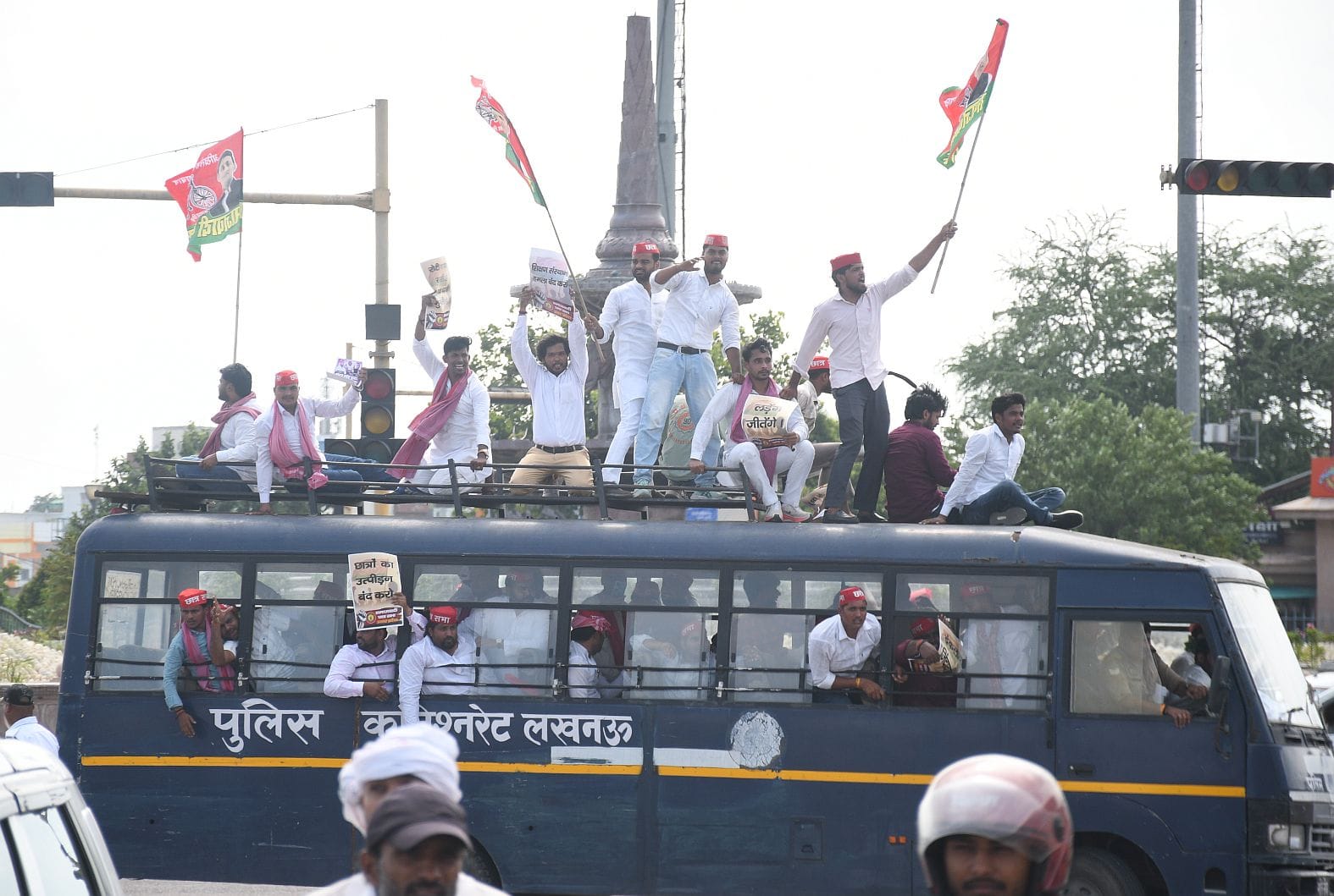 मांगों के लिए प्रदर्शन करते समाजवादी छात्रसभा के कार्यकर्ता। मांगों के लिए प्रदर्शन करते समाजवादी छात्रसभा के कार्यकर्ता।