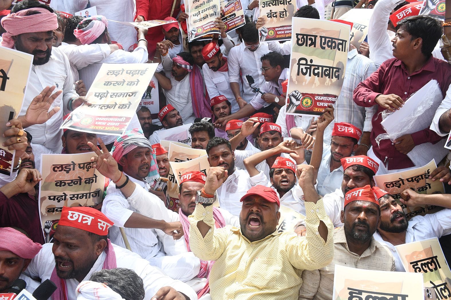 मांगों के लिए प्रदर्शन करते समाजवादी छात्रसभा के कार्यकर्ता। मांगों के लिए प्रदर्शन करते समाजवादी छात्रसभा के कार्यकर्ता।