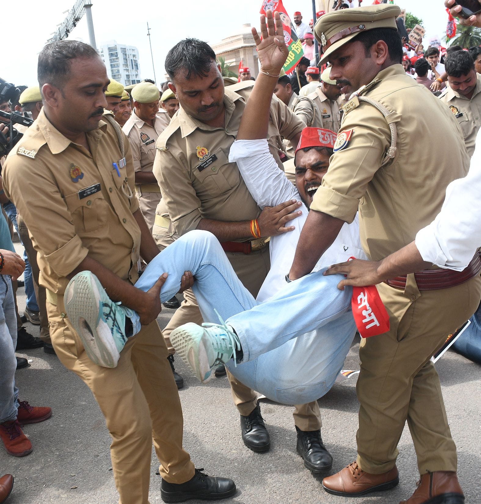 मांगों के लिए प्रदर्शन करते समाजवादी छात्रसभा के कार्यकर्ता। मांगों के लिए प्रदर्शन करते समाजवादी छात्रसभा के कार्यकर्ता।