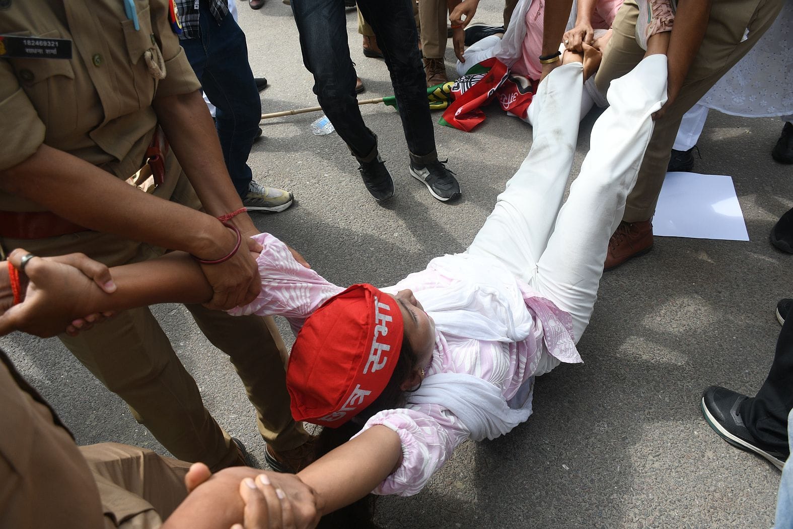 मांगों के लिए प्रदर्शन करते समाजवादी छात्रसभा के कार्यकर्ता। मांगों के लिए प्रदर्शन करते समाजवादी छात्रसभा के कार्यकर्ता।