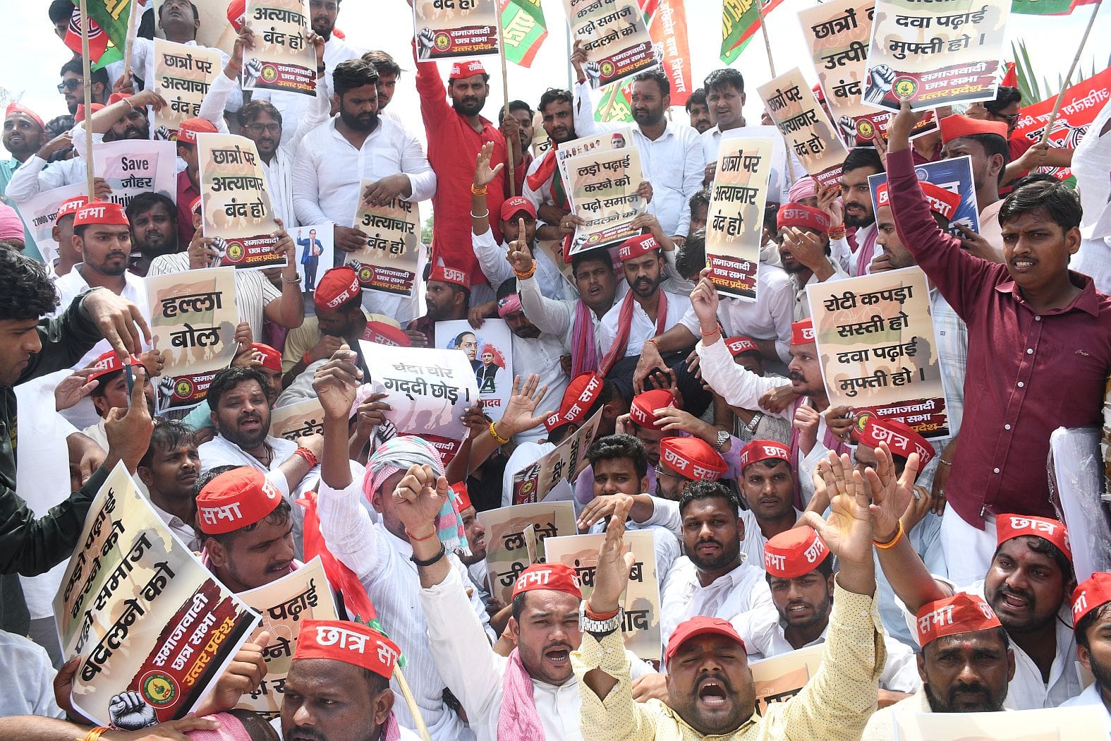 मांगों के लिए प्रदर्शन करते समाजवादी छात्रसभा के कार्यकर्ता। मांगों के लिए प्रदर्शन करते समाजवादी छात्रसभा के कार्यकर्ता।