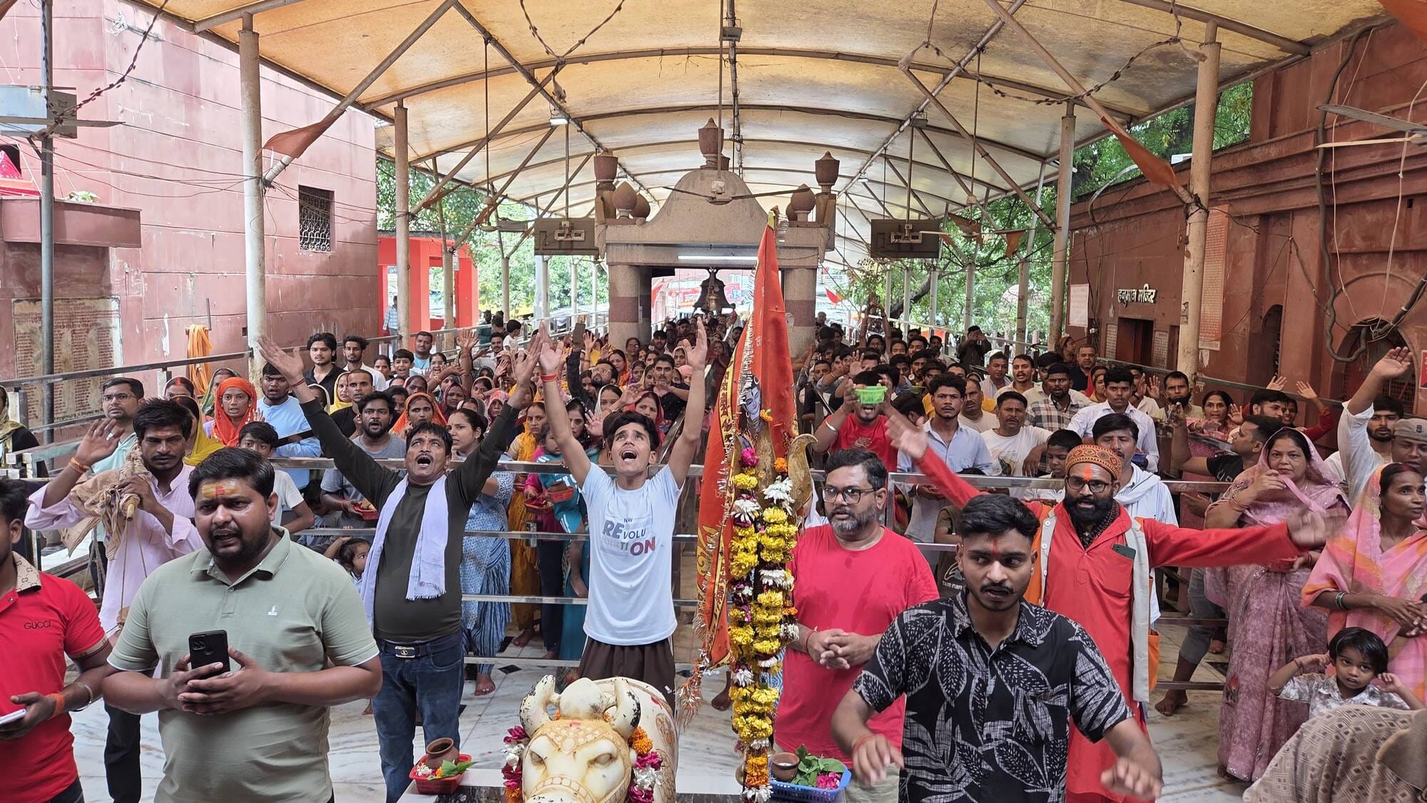 मोहान रोड स्थित बुद्धेश्वर महादेव मंदिर में आस्था का सैलाब उमड़ पड़ा। मोहान रोड स्थित बुद्धेश्वर महादेव मंदिर में आस्था का सैलाब उमड़ पड़ा।