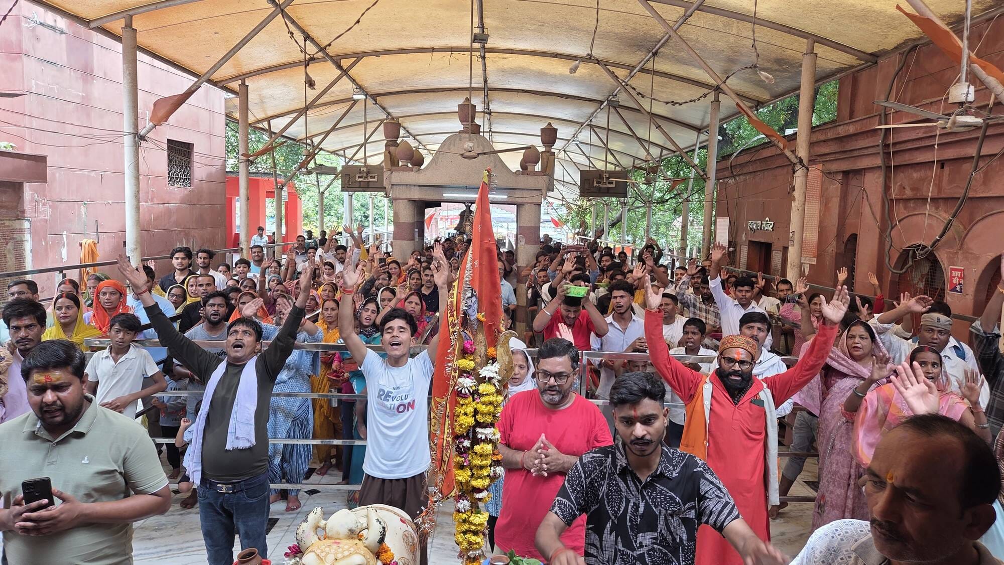 मोहान रोड स्थित बुद्धेश्वर महादेव मंदिर में आस्था का सैलाब उमड़ पड़ा। मोहान रोड स्थित बुद्धेश्वर महादेव मंदिर में आस्था का सैलाब उमड़ पड़ा।