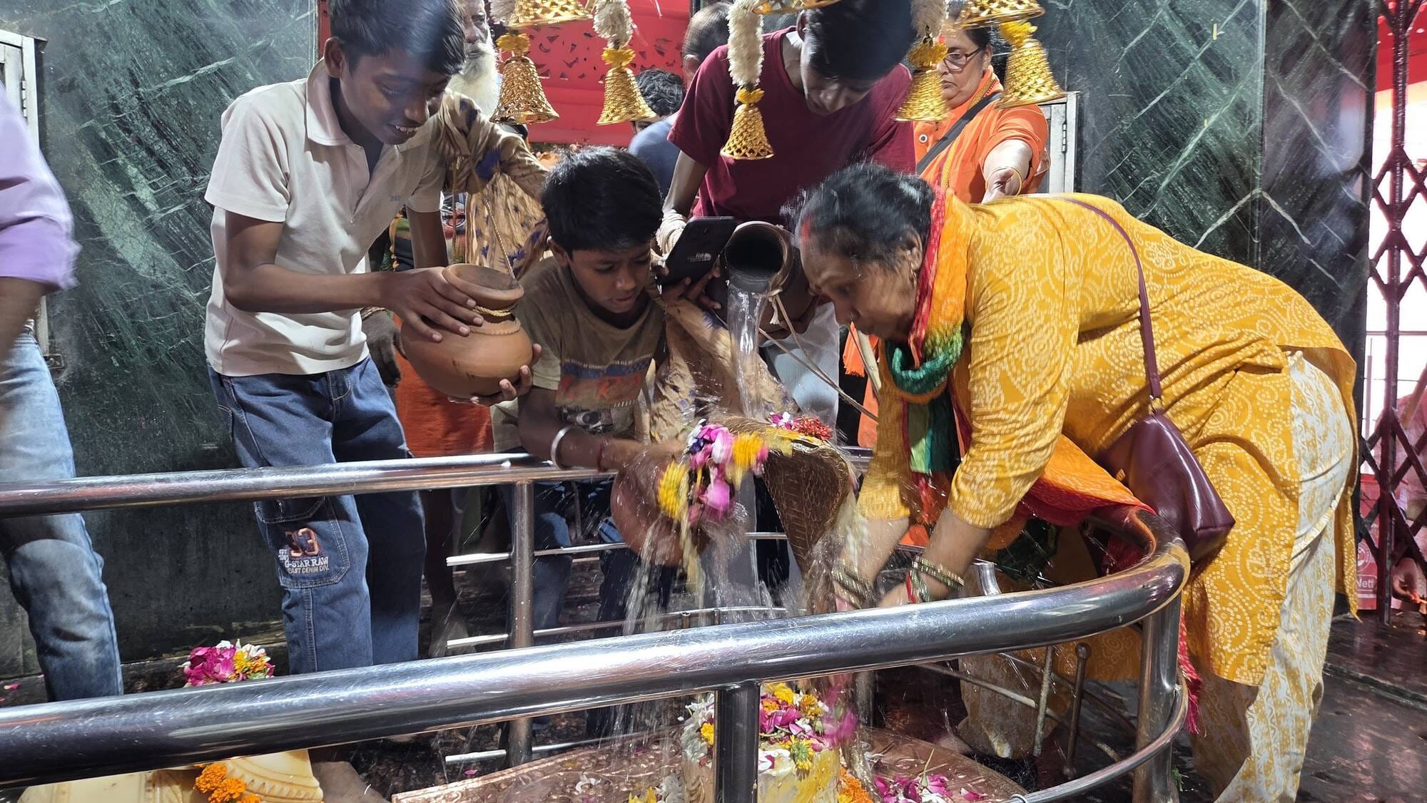 मोहान रोड स्थित बुद्धेश्वर महादेव मंदिर में आस्था का सैलाब उमड़ पड़ा। मोहान रोड स्थित बुद्धेश्वर महादेव मंदिर में आस्था का सैलाब उमड़ पड़ा।