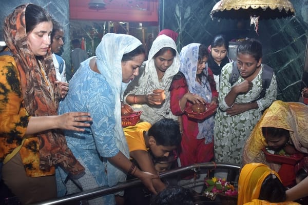 मोहान रोड स्थित बुद्धेश्वर महादेव मंदिर में आस्था का सैलाब उमड़ पड़ा। मोहान रोड स्थित बुद्धेश्वर महादेव मंदिर में आस्था का सैलाब उमड़ पड़ा।
