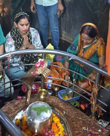 मोहान रोड स्थित बुद्धेश्वर महादेव मंदिर में आस्था का सैलाब उमड़ पड़ा। मोहान रोड स्थित बुद्धेश्वर महादेव मंदिर में आस्था का सैलाब उमड़ पड़ा।