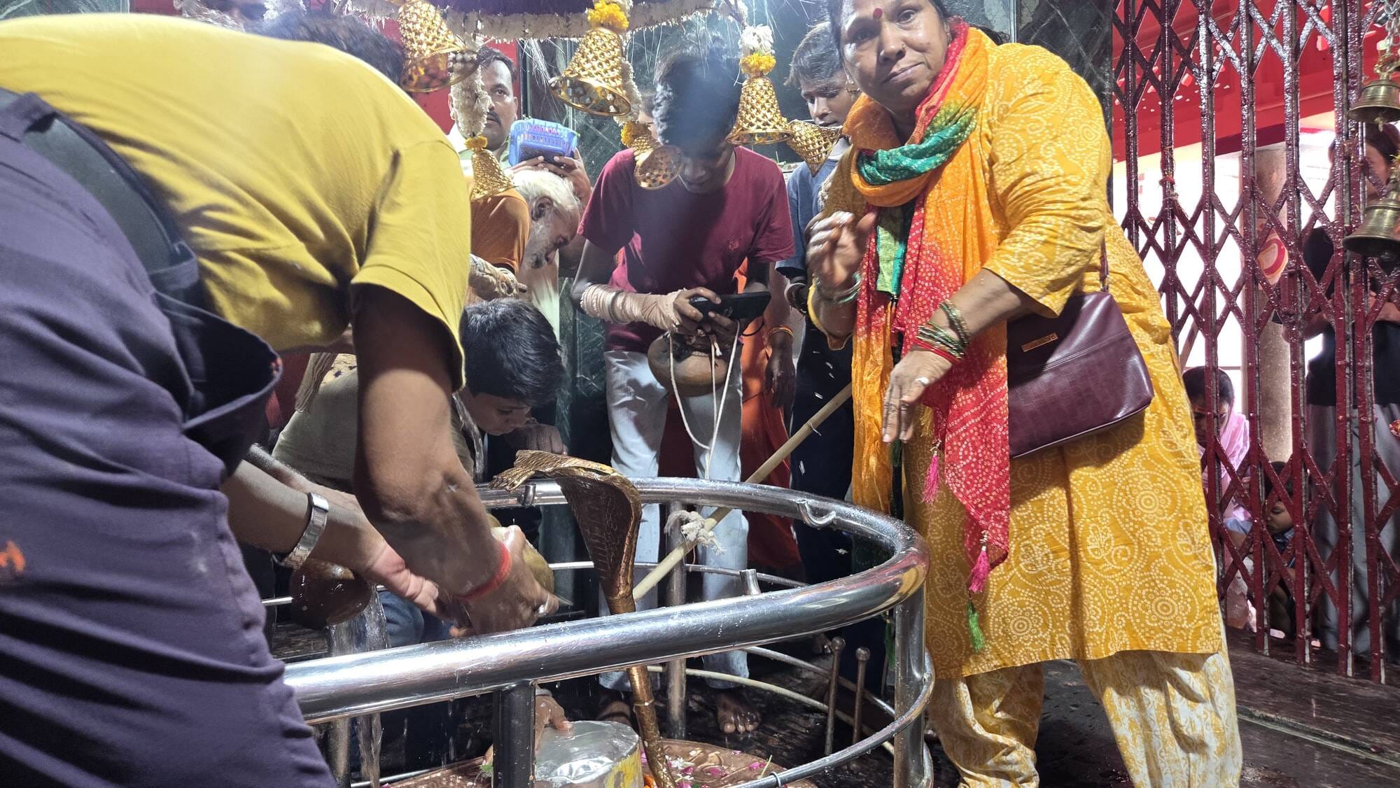 मोहान रोड स्थित बुद्धेश्वर महादेव मंदिर में आस्था का सैलाब उमड़ पड़ा। मोहान रोड स्थित बुद्धेश्वर महादेव मंदिर में आस्था का सैलाब उमड़ पड़ा।