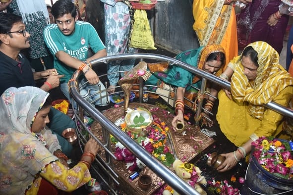 मोहान रोड स्थित बुद्धेश्वर महादेव मंदिर में आस्था का सैलाब उमड़ पड़ा। मोहान रोड स्थित बुद्धेश्वर महादेव मंदिर में आस्था का सैलाब उमड़ पड़ा।